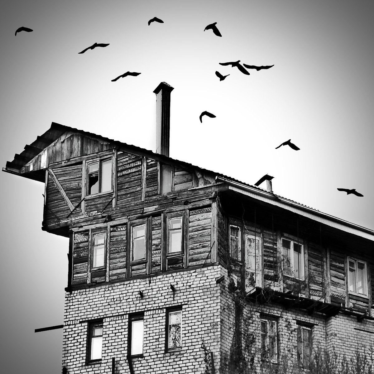 Однажды один домовой
Качая седой головой
Мне поведал секрет-
Домовых больше нет.
И растаял в трубе дымовой. (Я)