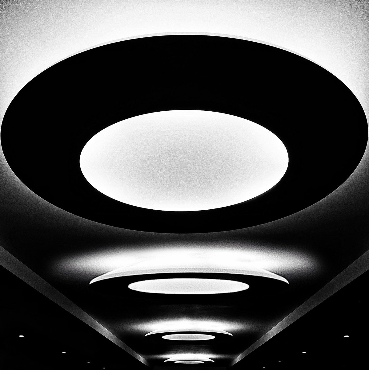 Каждый охотник желает знать 
Где сидит фазан.
Каждый камень брошеный в воду 
Брызг поднимает фонтан.
Каждый фонарь однажды погаснет,
"Да" превратится в "Нет".
Но сохраните, пожалуйста, ясным
Внутренний свет.(Я)