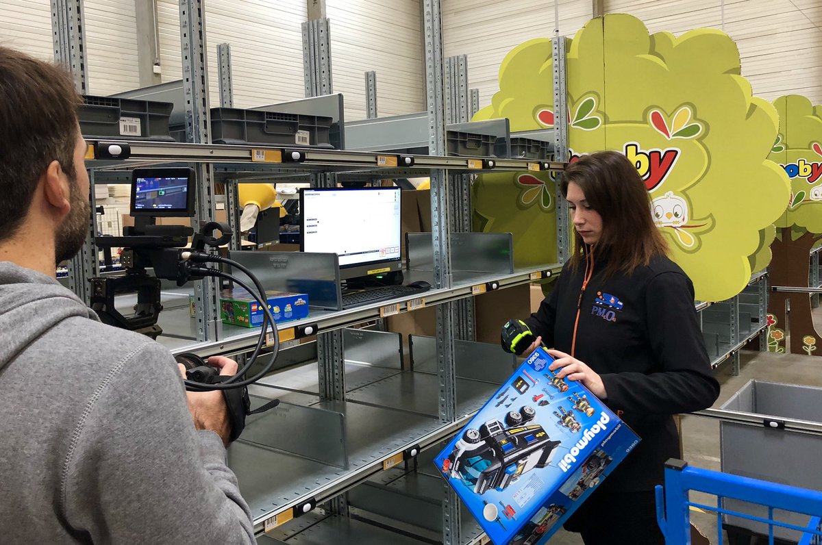 Celine_Camon's tweet photo. Journée de tournage dans l’entrepôt de #PMOLOG avec #PickToLightSystems. Bientôt sur vos écrans !
#supplychain #ecommerce #logistique #colis #wms #picktolight https://t.co/gHE2mpAegZ
