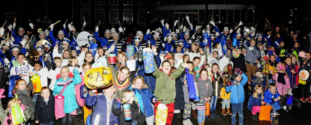 Takostu's tweet image. Maandag 11 november gaan we er weer een mooie avond van maken. Showband Takostu Stiens organiseert de jaarlijkse Sint Maarten optocht. stienser.nl/stienser/algem… @stiensnieuws @Takostu Zien we jullie dan ook?