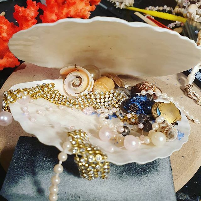 ChesshireGryn's tweet photo. Making props for the board I'm attaching the doll to while the clay dries. I've decided she's a ... collector. Of a variety of things.
.
.
.
.
#dollmodification #dollcustomizing #dollrepaint #dollmod #ooakdoll #ooak #wip #figurine #customdoll #mermaid https://t.co/89Ex2EYt8m https://t.co/jmGGFmFWyu