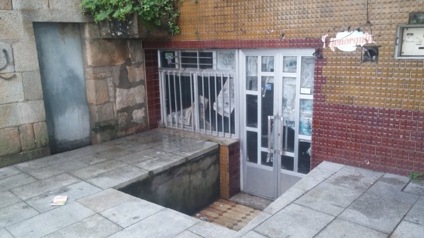 JesuPinheiro's tweet photo. O bar dos nosos primeiros quintos de cervexa, do radiocasete a cuspir ruído, do barullo da xente a falar alto, dos chiquiteros veteranos a cantar (e ben) rianxeiradas ou habaneiras, da propaganda indepe entre chanqueiro e chanqueiro...
#OMetro https://t.co/hY3VFdv0lK