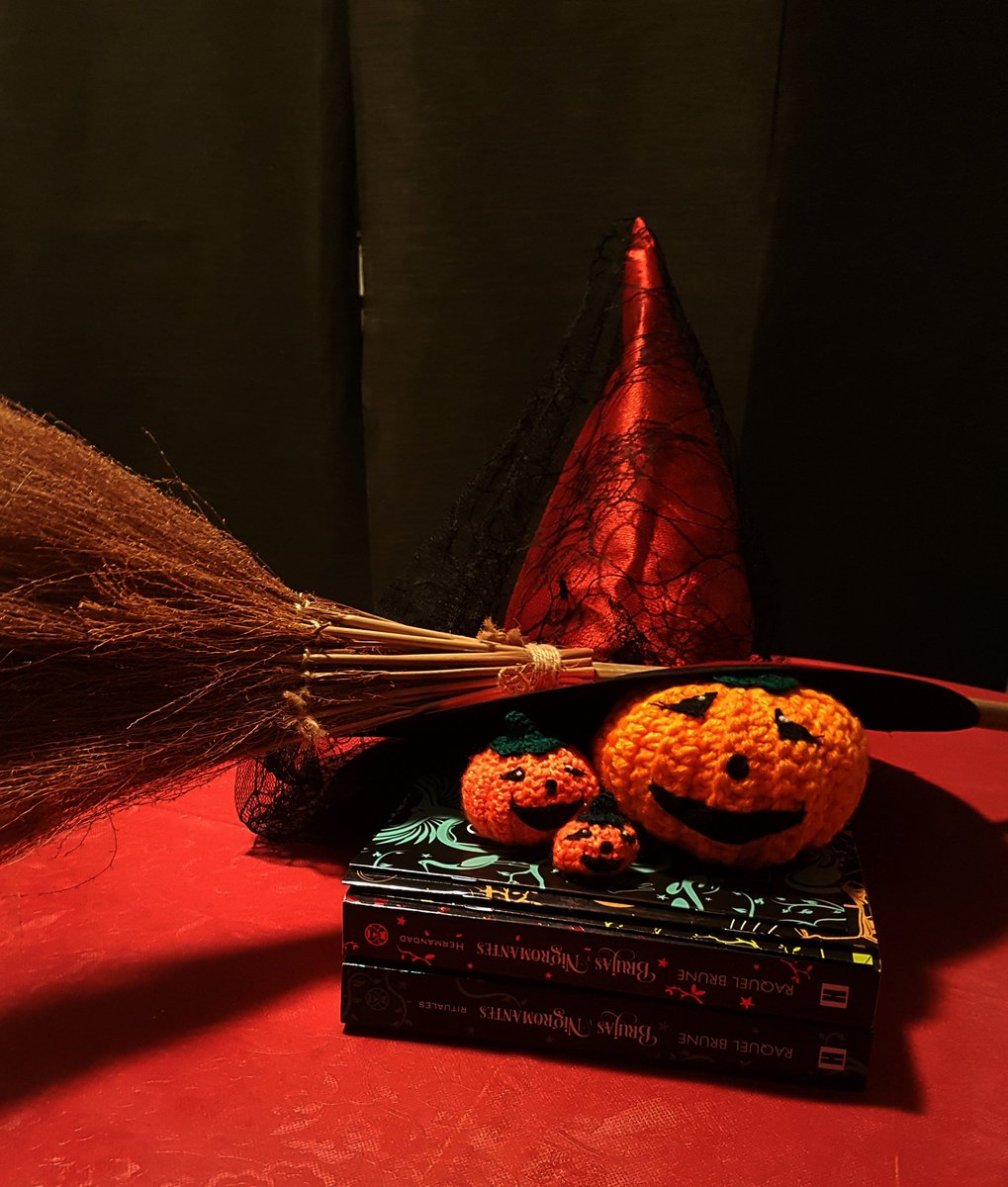 ilustrandomundo's tweet photo. 3° escenario de la recomendación del libro 'Rituales - Raquel Brune'. Es el segundo libro de Brujas y Nigromantes. Espero que os gusten los escenarios. @EdHidra @raquelbookish @FANSR #halloween2019 #fantasíaurbana #juvenil https://t.co/OlEsWnet3B https://t.co/WP0kntmYHN https://t.co/zyClQUWPxI