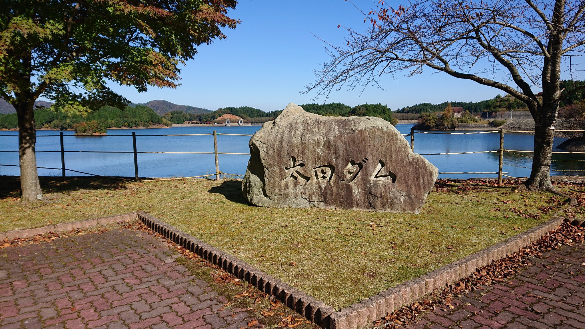 May בטוויטר 太田ダム群 兵庫県神崎郡神河町 立ち入り禁止の為湖のみ撮影 駐車場には関電関係っぽい車両のみ駐車してしている 公園は大分寂れた感じがしていて展望台を木が侵食し放題である May בטוויטר 太田ダム群 兵庫県神崎郡神河町 立ち入り禁止の為湖のみ撮影 駐車場には関電関係っぽい車両のみ駐車してしている 公園は大分寂れた感じがしていて展望台を木が侵食し放題である
