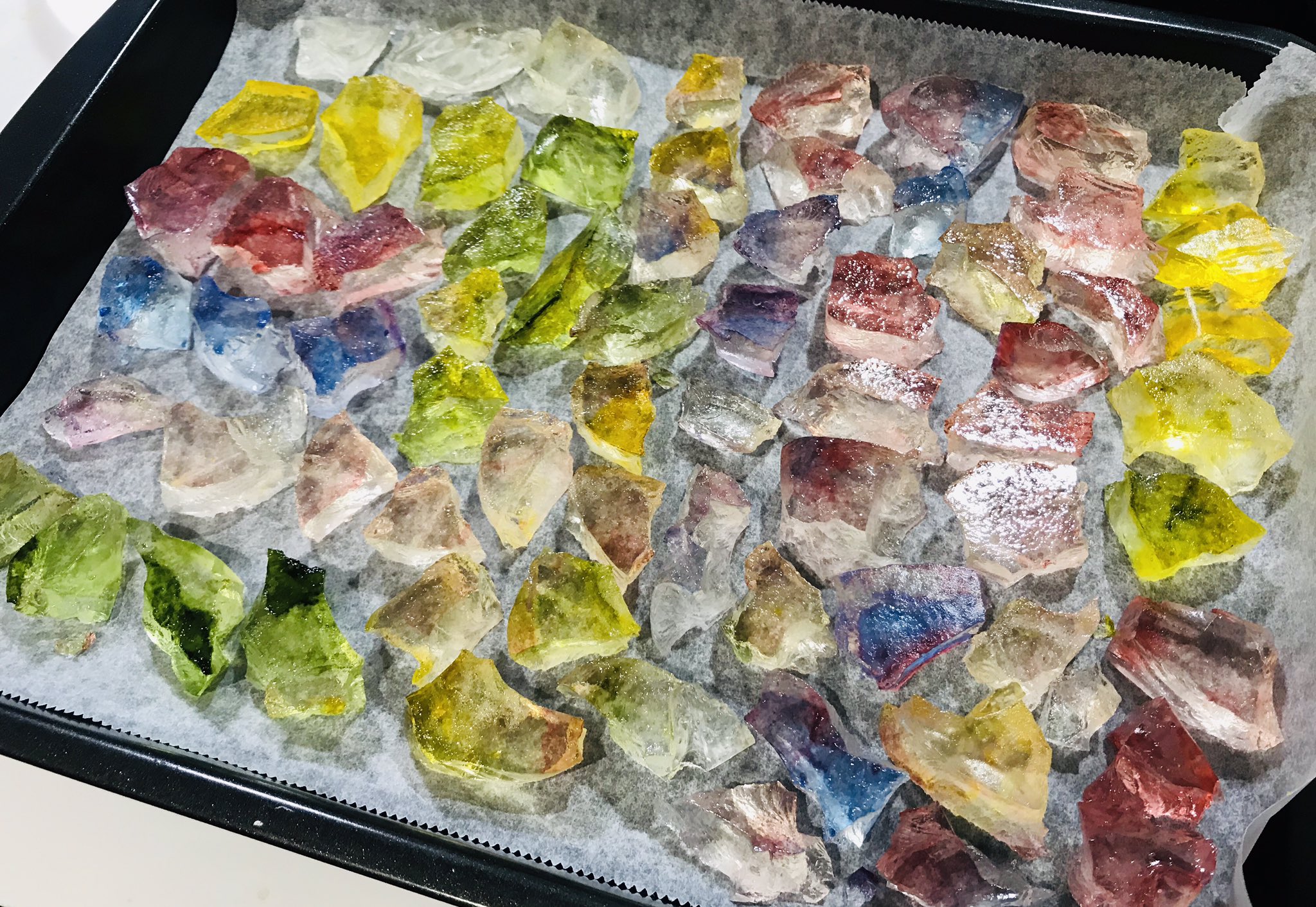 銀子 おかあさんといっしょの歌の リンゴントウ っていう架空のお菓子 りんごジュースいれた琥珀糖でいけるんじゃね って思ったんだよねぇ 金平糖みたいに色とりどりでさくさくかりんで りんごみたいに甘酸っぱくていい匂いで お星様やお日様みたいに