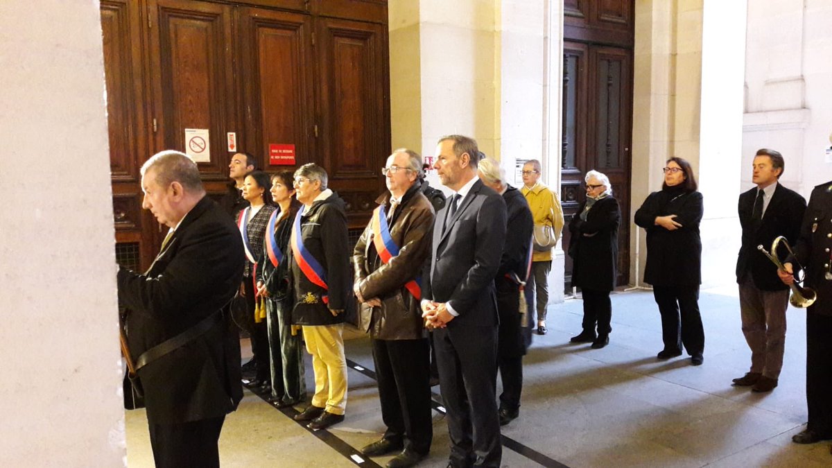 GroupeUDIMoDem's tweet photo. Le @GroupeUDIMoDem a déposé une gerbe ce matin, lors de la cérémonie en hommage aux agents de la Ville de Paris morts pour la France et aux élus parisiens fusillés sous l’Occupation @AziereEric @EricHelard https://t.co/9BdcgHqdLQ