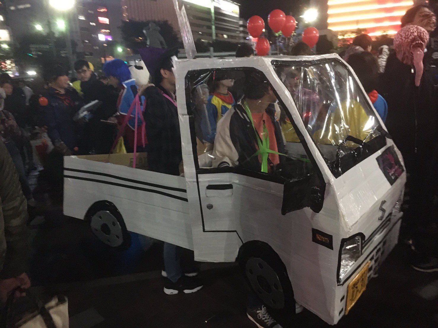 通好みのコスプレ ハロウィンで去年ひっくり返された軽トラのコスプレをする人が現れる 話題の画像プラス 通好みのコスプレ ハロウィンで去年ひっくり返された軽トラのコスプレをする人が現れる 話題の画像プラス