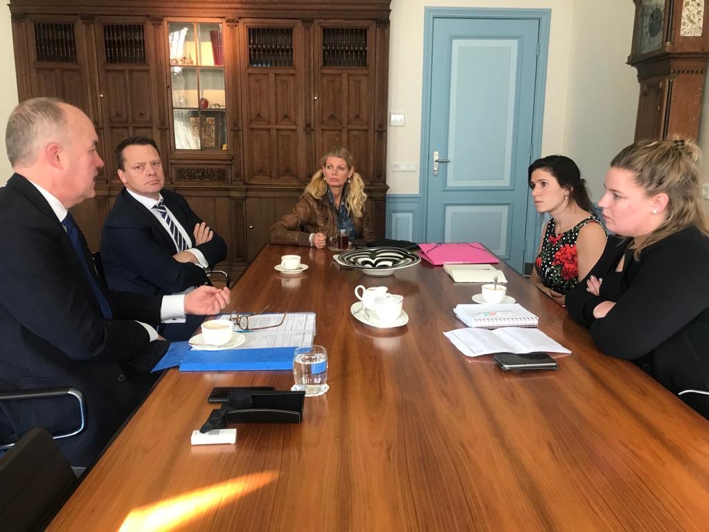 cdkfryslan's tweet image. Hjoed goed oerlis mei @EkeFolkerts en Jantine Akkerman fan de Agrarische Jongeren Friesland, tegearre mei @johkramer. De ynstek: wy wolle in lânbouwprovinsje bliuwe.