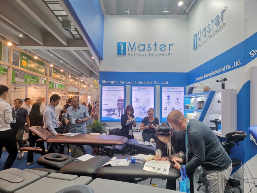 TablesMaster's tweet photo. Nice meeting you at the Canton Fair. We are always willing to open our ears to your kind suggestions! 
#massage #massagetable #medical #beauty #cantonfair #guangzhou #canton #exhibition #massageequipment https://t.co/kOiCY9H4Ac