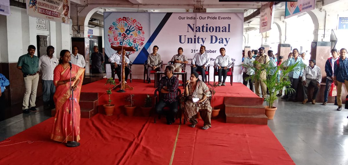 drmhyb's tweet image. Nukkad Natak on Unity &amp;amp; Integrity @Rashtriyaektadiwas #pledgeforunity conducted at Kacheguda station and railway colony #RunForUnity  to mark Birth Anniversary of Sardar Vallabhbhai Patel today. DRM along with Officers of the Division participated.