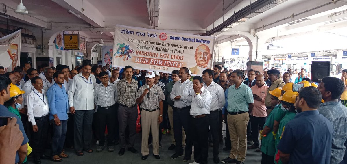 drmhyb's tweet image. Nukkad Natak on Unity &amp;amp; Integrity @Rashtriyaektadiwas #pledgeforunity conducted at Kacheguda station and railway colony #RunForUnity  to mark Birth Anniversary of Sardar Vallabhbhai Patel today. DRM along with Officers of the Division participated.