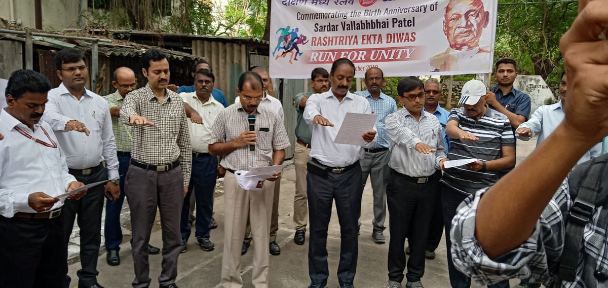 drmhyb's tweet image. Nukkad Natak on Unity &amp;amp; Integrity @Rashtriyaektadiwas #pledgeforunity conducted at Kacheguda station and railway colony #RunForUnity  to mark Birth Anniversary of Sardar Vallabhbhai Patel today. DRM along with Officers of the Division participated.