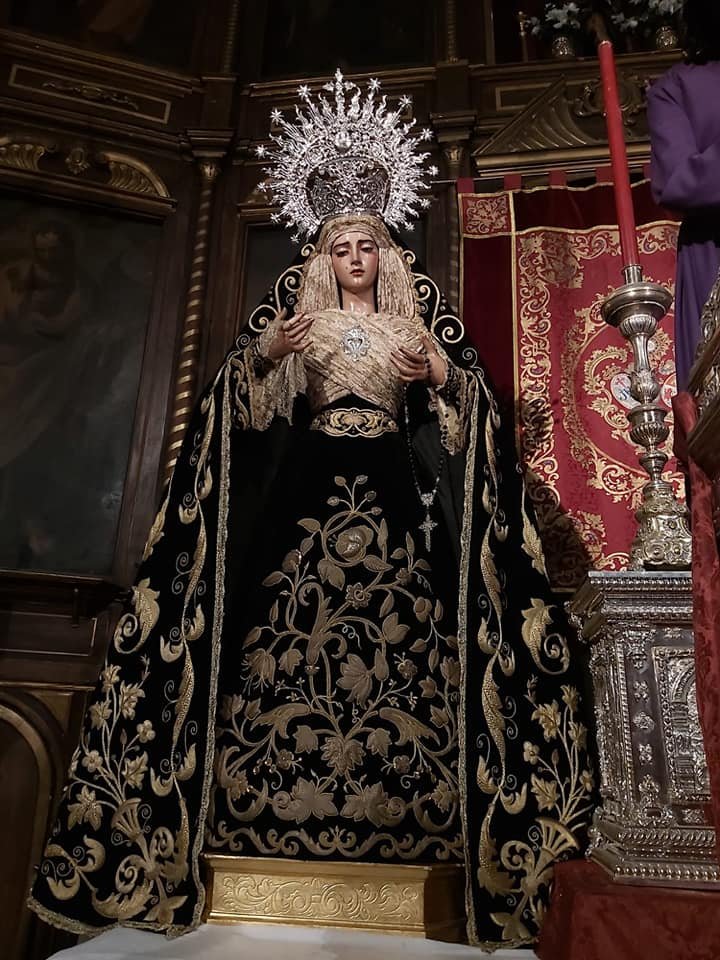 Hdad_SanRoque's tweet photo. Ya se encuentra Nuestra Señora de Gracia y Esperanza vestida de luto ante el mes de los fieles difuntos. Rogamos a los hermanos y feligreses una oración por su eterno descanso. Fotografías de @villanueva1803 https://t.co/gW9GcBe5e6