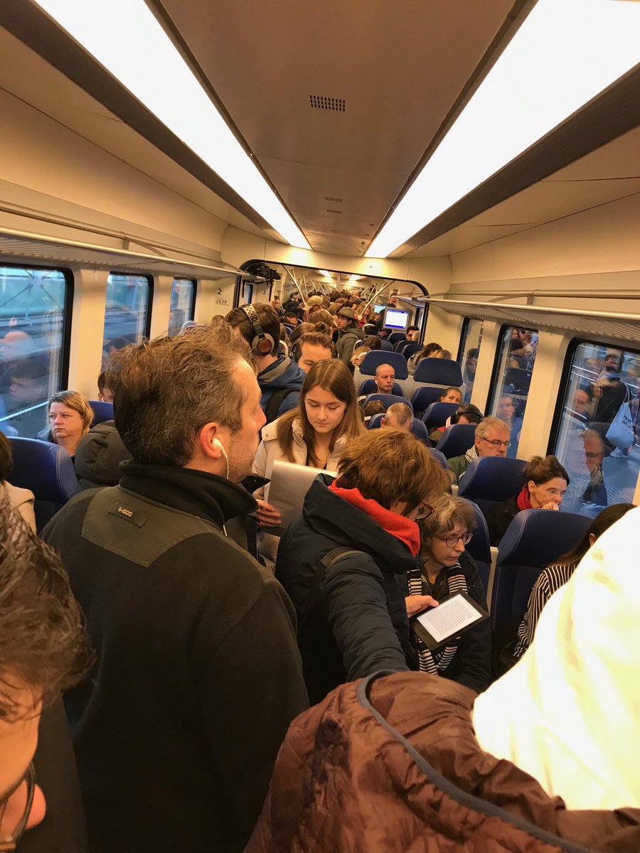 bertkamp's tweet photo. #ns weer even klaar met de trein, onverantwoord, op 3 stations konden mensen niet mee. https://t.co/le3Tougcc2
