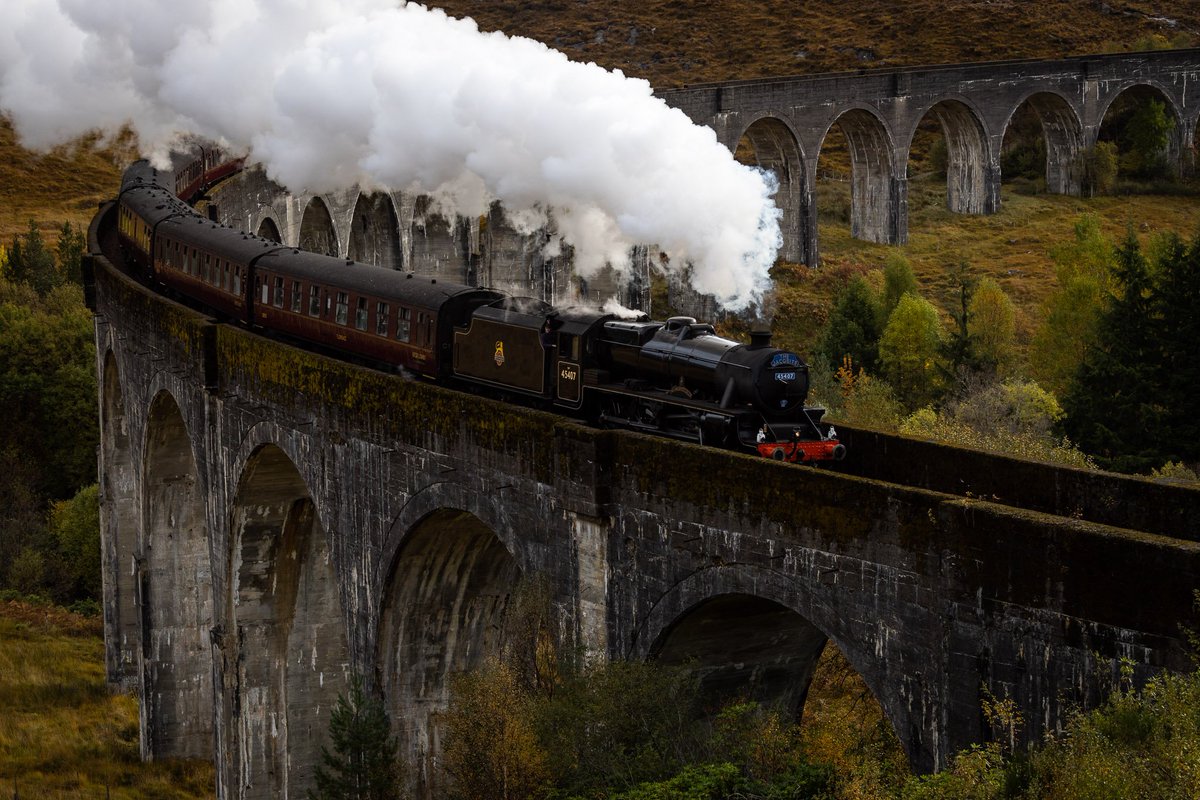 HarryMartin__'s tweet photo. First time I'd actually photographed this, yes there were lots of people there but all joined for the same reason and a lovely crowd sense of wonder as the train passed over the viaduct.
@VisitScotland @ScotsMagazine #ScotlandIsNow #OutstandingScotland #Glenfinnan https://t.co/GqTqLSeFG1