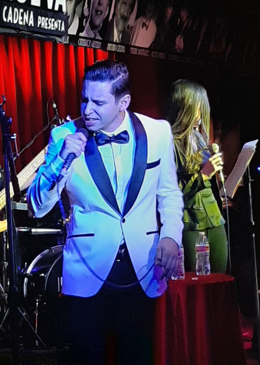 VioletProdu's tweet photo. Ofrece @LuisMarquezOfic emotivo concierto en @LaCuevaBolero gracias a todos nuestros seguidores y quienes nos apoyaron en esta primera presentación. @ElFinanciero_Mx https://t.co/tbYkdwrJMG