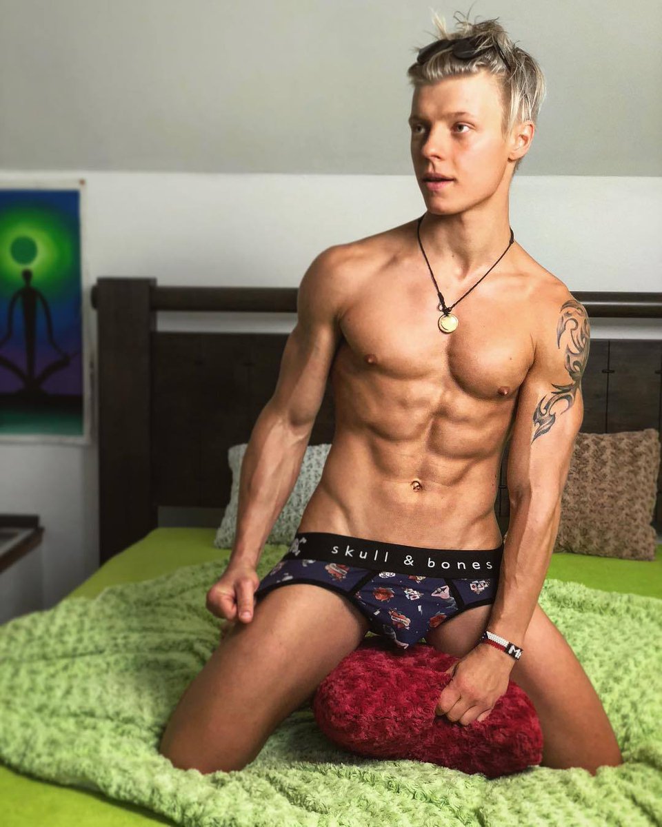 Member 2016 🇦🇺🌈 58.4K+ 🇦🇺 🌈 🔞 on X: Sexy and Shirtless Sven Basquiat  on his knees! t.co54hFwl7A1Z  X