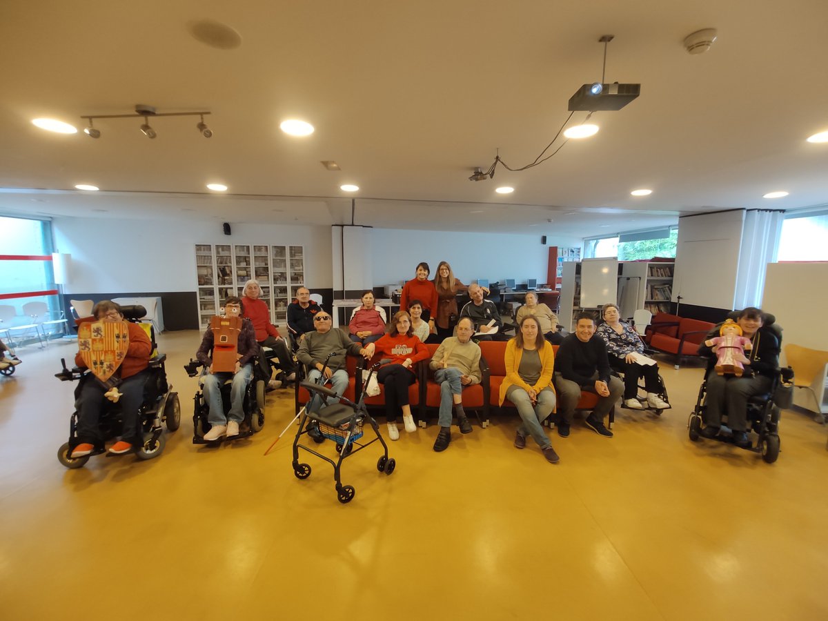 Aspaym_CyL's tweet photo. Ayer tuvimos en nuestra residencia la actividad especial "Tesoros escondidos de Medina del Campo" con nuestros amigos de @crvCastilloMota y @AsterMagonia ¡Nuestros usuarios quedaron encantados! https://t.co/bBGnCKj3yC
