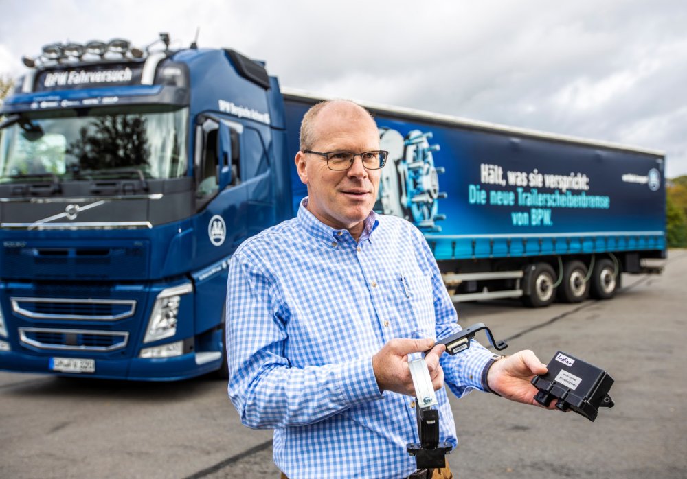 WeAreBPW's tweet photo. #Feldtest und #Fahrversuch stehen vor jeder #Produkteinführung bei #BPW an. 🚛🤔💻 Unsere Abteilung Fahrversuch hat nun selber eine Neuheit im Bereich #Messtechnik entwickelt, um die Tests noch effektiver und besser zu gestalten: Die Mini-Blackbox! 💡 https://t.co/Jv8iCMWFXv https://t.co/KdM81k62mU