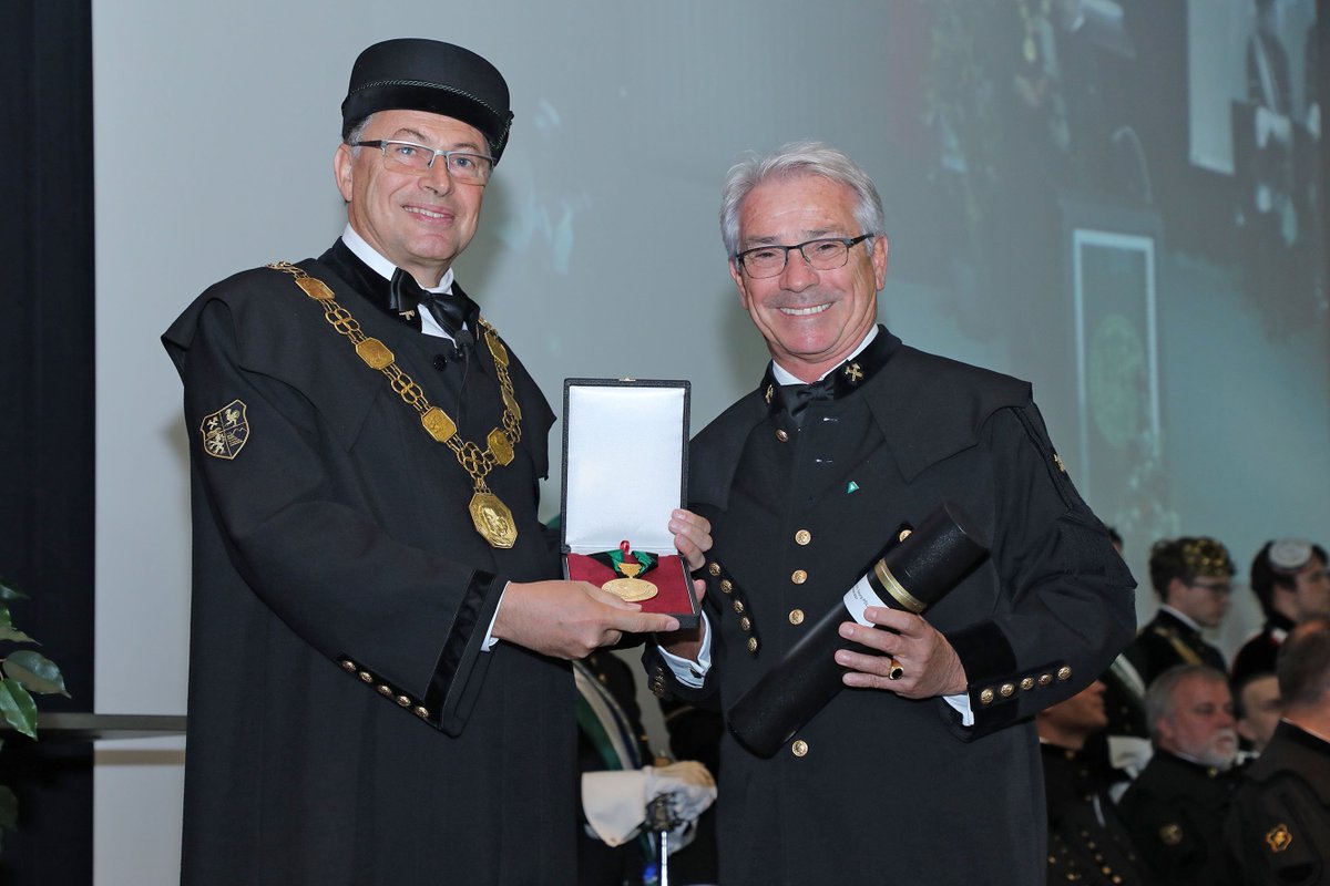 unileoben's tweet photo. Im Rahmen der Akadmischen #Feier am 25.10. graduierten 54 Diplomingenieure und promovierten 21 Doktoren. Der Generaldirektor der Österreichischen #Post AG Dipl.-Ing. Dr. mont. Georg Pölzl wurde zum #Ehrensenator ernannt.
Weitere Infos: https://t.co/q4s9GhP9zW https://t.co/dvAt1ZOJT1