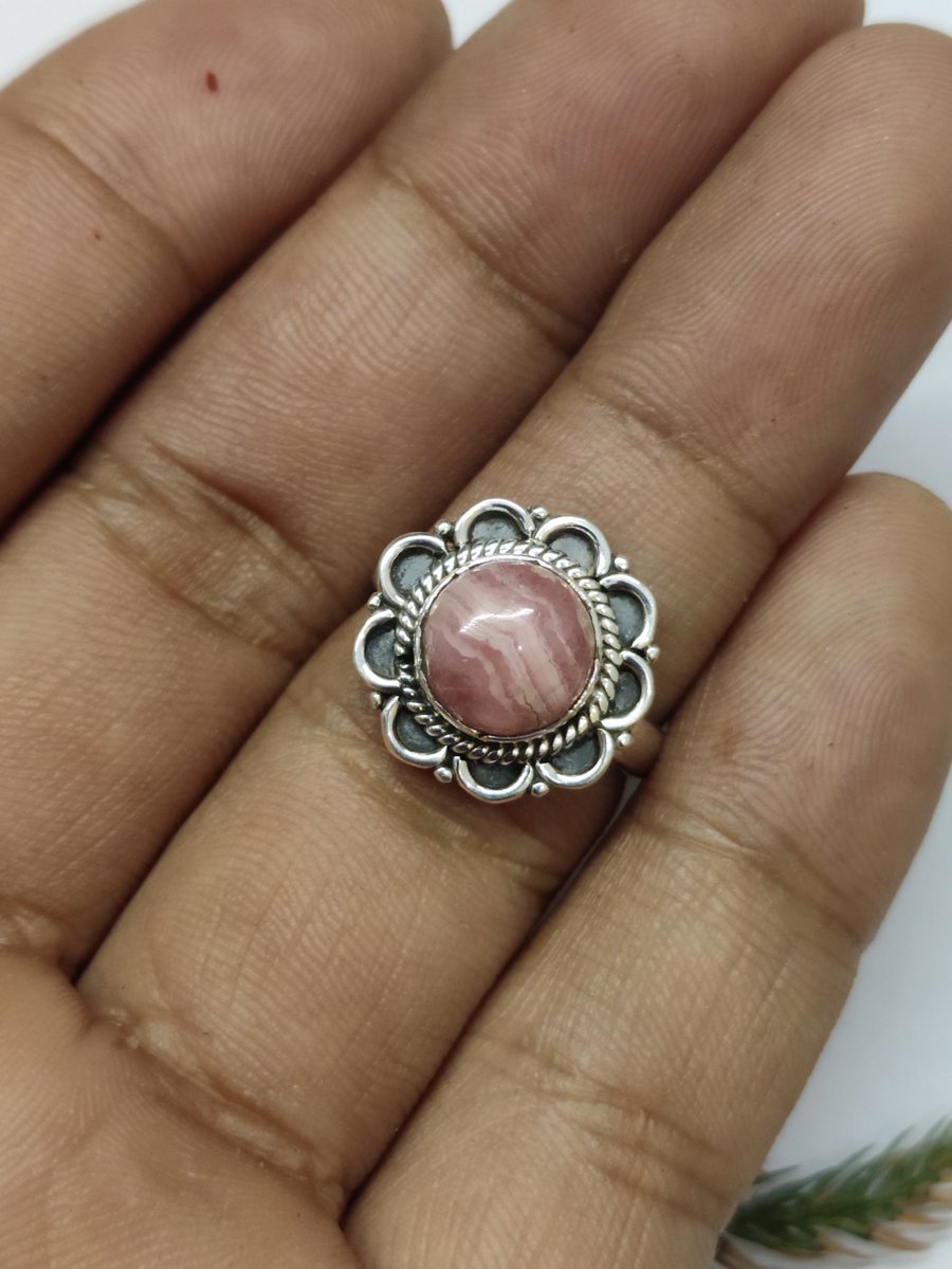 gemstonejewelr3's tweet photo. Rhodochrosite Ring In Sterling Silver
👉https://t.co/MHELXCiRXJ
#RhodochrositeRing #SterlingSilver #FlowerRing #DaintyRing #FriendshipRing #VintageRing #BirthdayRing #gift #giftforher #HippieRing #GiftForWife #CabochonRing #CocktailRing #StatementRing #RoundStoneRing https://t.co/xztkUej4QE