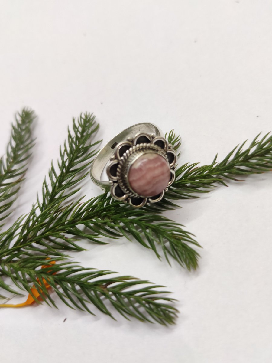gemstonejewelr3's tweet photo. Rhodochrosite Ring In Sterling Silver
👉https://t.co/MHELXCiRXJ
#RhodochrositeRing #SterlingSilver #FlowerRing #DaintyRing #FriendshipRing #VintageRing #BirthdayRing #gift #giftforher #HippieRing #GiftForWife #CabochonRing #CocktailRing #StatementRing #RoundStoneRing https://t.co/xztkUej4QE