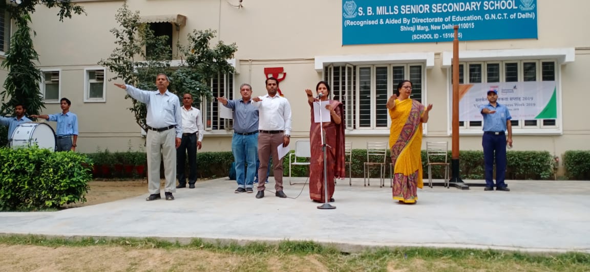 gaurav_hpcl's tweet photo. #integritytt #Pledge
#vigilanceawarenessweek2019 pledge administered by students and teachers of S.B.M Senior Secondary School along with  @HPCL_DELHIRRO officials
@baghramesh1 @Rg03Goel https://t.co/r3QF5m1zyG