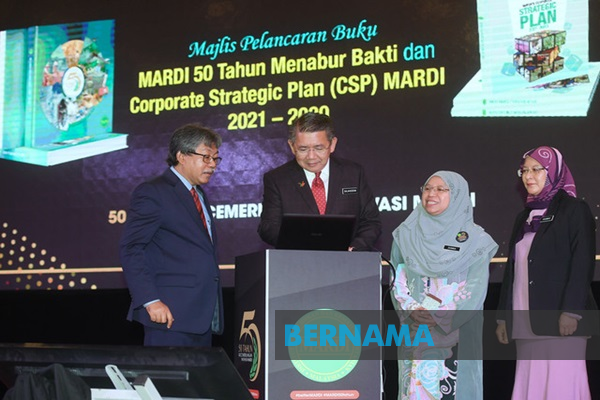 BernamaTV's tweet photo. Padi hibrid pertama yang dibangunkan MARD) dinamakan sebagai Kadaria 1.

Menteri Pertanian dan Industri Asas Tani Datuk Salahuddin Ayub berkata ia merupakan pencapaian terbaik MARDI setakat ini dan sesuatu yang dinanti-nantikan para pesawah. https://t.co/r9pTB4pQn5