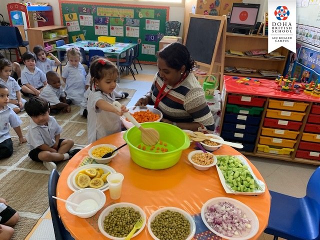 DohaBritishSch's tweet photo. In class today, #DBS pre-school children made a fresh, colourful and delicious veggie #salad. This was a cooking lesson to tie in to our topic on ‘#HealthyEating’. The children had great fun tasting and adding the veggies to the salad. 😀🌽🥕🥗
#ainkhaled #qatarkids https://t.co/SIJzcKRqRh