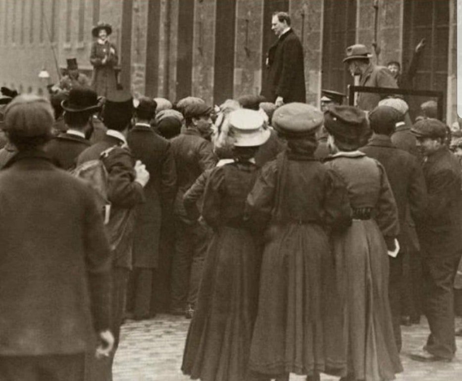 AmordemadreEd's tweet photo. Hoy es un buen día como otro cualquiera para recordar a Mary Maloney, la sufragista irlandesa que se tiró una semana siguiendo a Winston Churrchill con una campana bastante grande, que hacía sonar cada vez que él intentaba hablar. https://t.co/QOqnXloyId