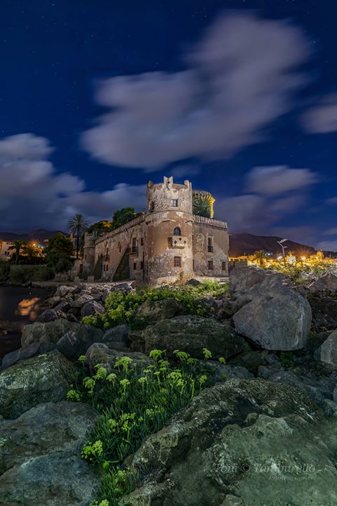 Un luogo magico, ricco di leggende, di storie, di amori contesi, di battaglie ed emozioni. Buona serata da San Nicolo' l'Arena.
#Palermo #visitsicilyinfo #castelli  #tradizioni #sicily 
📷 Tony Tamburello