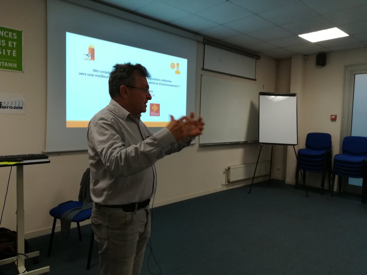 ProgrammeTETRAE's tweet photo. Les scientifiques @MichelDuru &amp; Claire Le Bras #UMRAGIR, présentent les enjeux #santé et #environnement qu'il est aujourd'hui nécessaire d'intégrer dans les stratégies des coop agricoles et structures de la restauration collective + via les politiques publiques #PSDR ATA-RI https://t.co/NIueHjSgvI