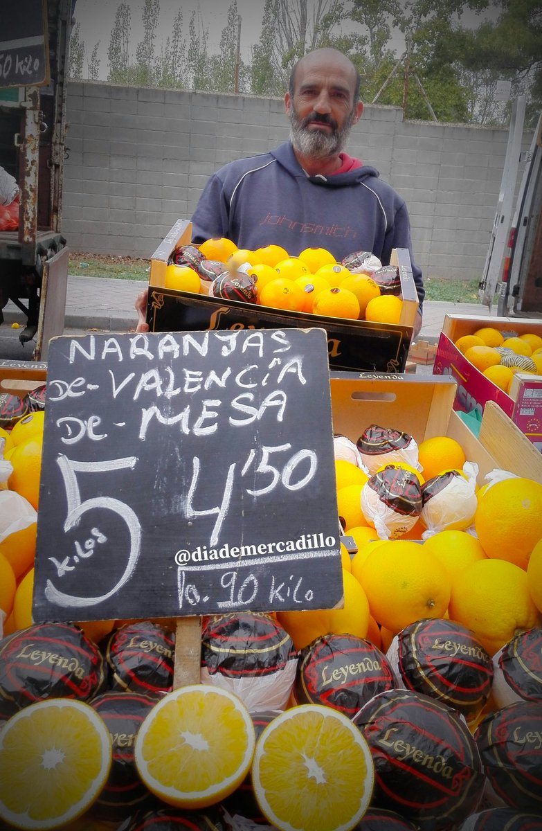 DiaDeMercadillo's tweet photo. MERCADILLO DE VILLAVERDE ALTO. PUESTO 17. 
Casiano es de Entrevías, pero no falta ni un sábado al mercadillo de #Villaverde. Así que, pásate por su puesto y ¡¡empieza a recargar la VitaminaC, que las naranjas están llegando!! Y el invierno está cada vez + cerca ️❄❄ #halloween https://t.co/QJd2QtZMns