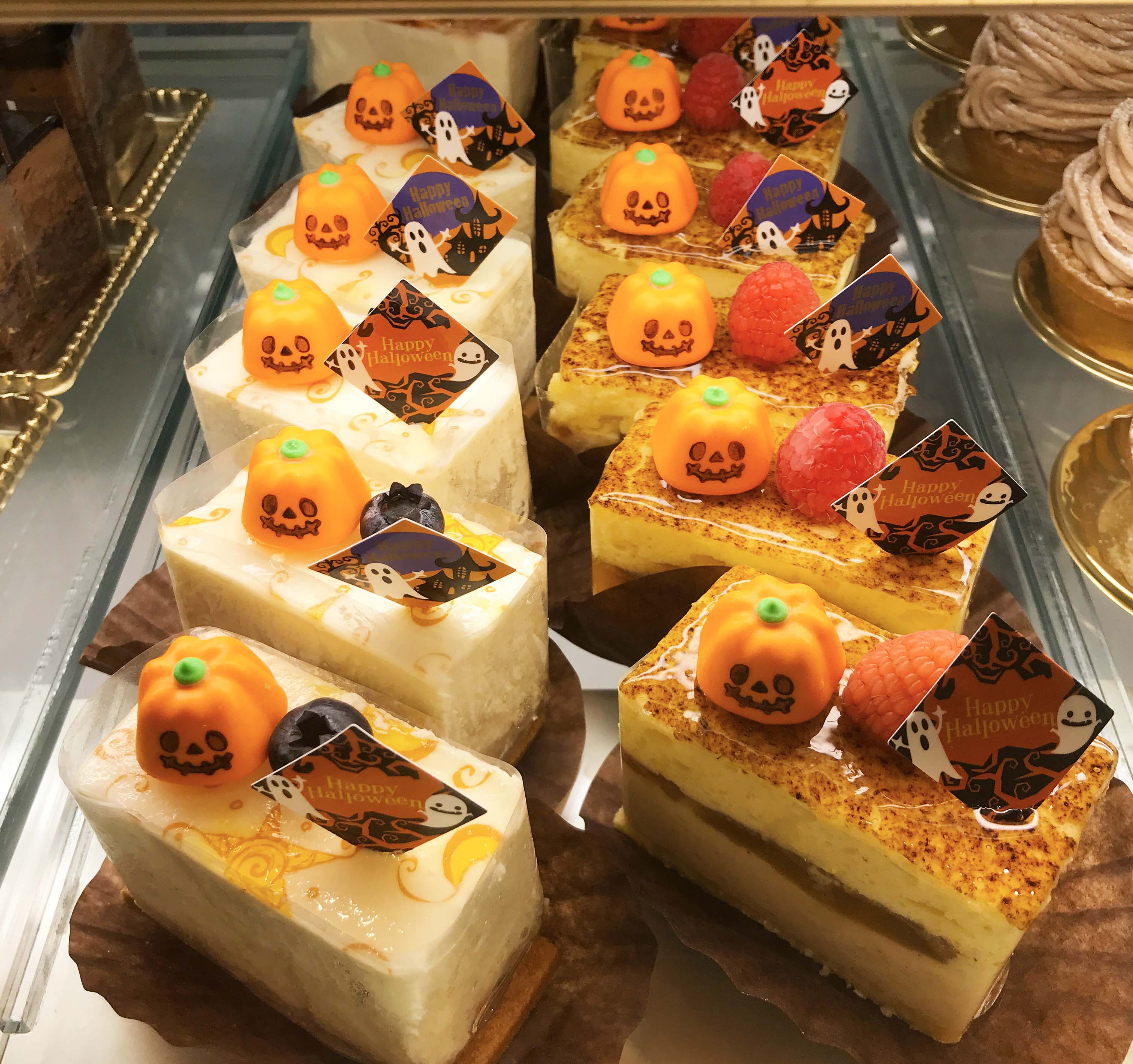 岩田屋本店 公式 ハッピーハロウィン 地下2階には ハロウィンスイーツ が並んでいます エクラタン のとっても可愛い ケーキにキュンキュンしてしまう私 かわいいって元気でちゃいますよね ドクロ ショートケーキも怖かわいい 岩田屋