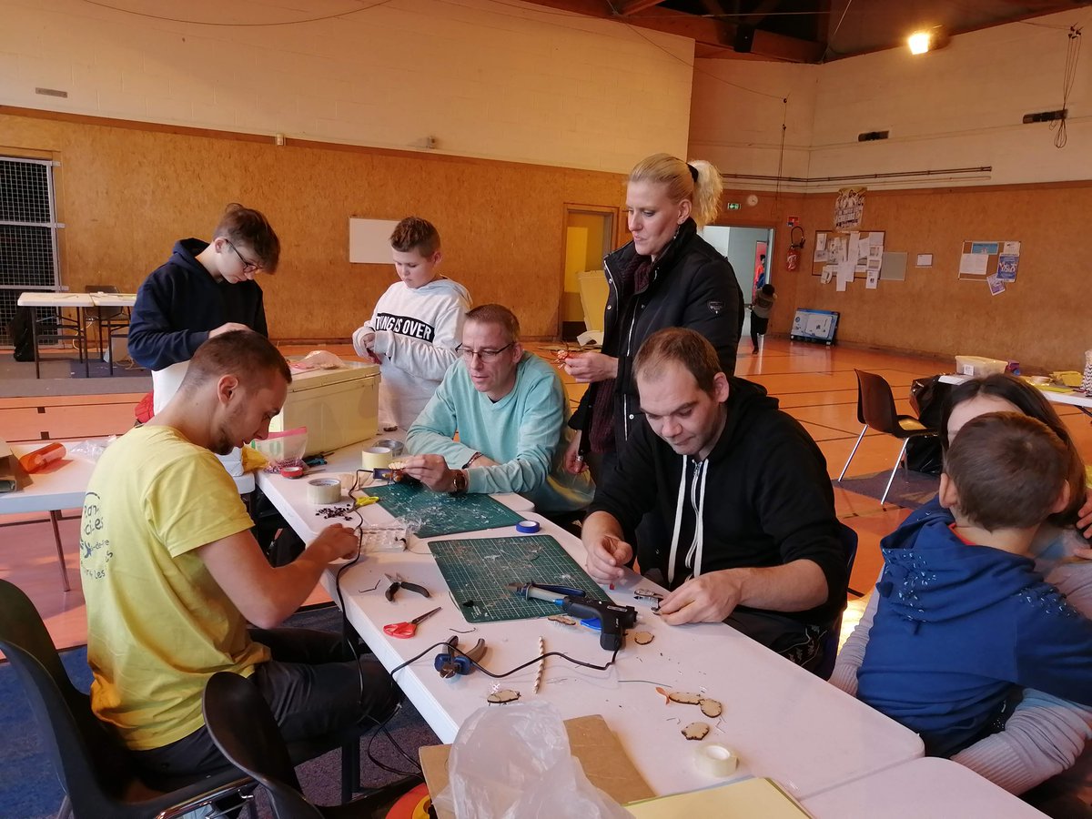 PlaSci_hdf's tweet image. Ateliers &quot;découverte des sciences &quot;Parents-enfants à @villedelaon  au complexe sportif Marcel Levindrey ou comment travailler en famille sur des problématiques  liées aux Sciences  avec @PlaSci_hdf . Au bilan , une super journée avec des records d&apos;altitude pour les fusées à eau !