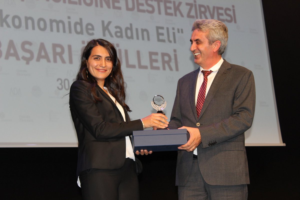 beta_tea's tweet photo. 2. Kadın Girişimciliğine Destek Zirvesi Ödül Töreni'nden gurur verici kareler. ☺️ Bu güzel ödül için çok teşekkür ederiz. 🙏🏻🙏🏻
@yapder1 #betatea #yapder #kadıngirişimciliği https://t.co/Vas9Nx9fWr