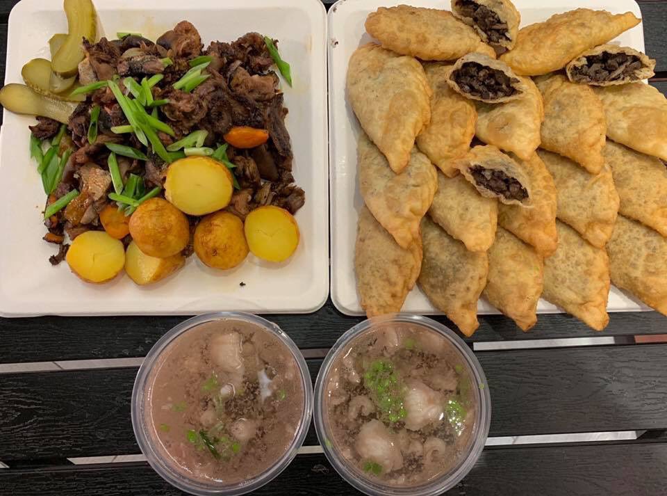 Хонины толгой ийм олон төрлөөр гарч байгаа шүү. 

2. Сонгино, луувантай шарсан хонины толгойн мах + шинэ тосонд хайрч болгосон 20 ширхэг гэдэсний хуушуур + хонины махтай хар шөл 2 аяга. 4 хүн бол бат иднэ. Амлая. Үнэ нь ерөөсөө хорин тавхан мянга.