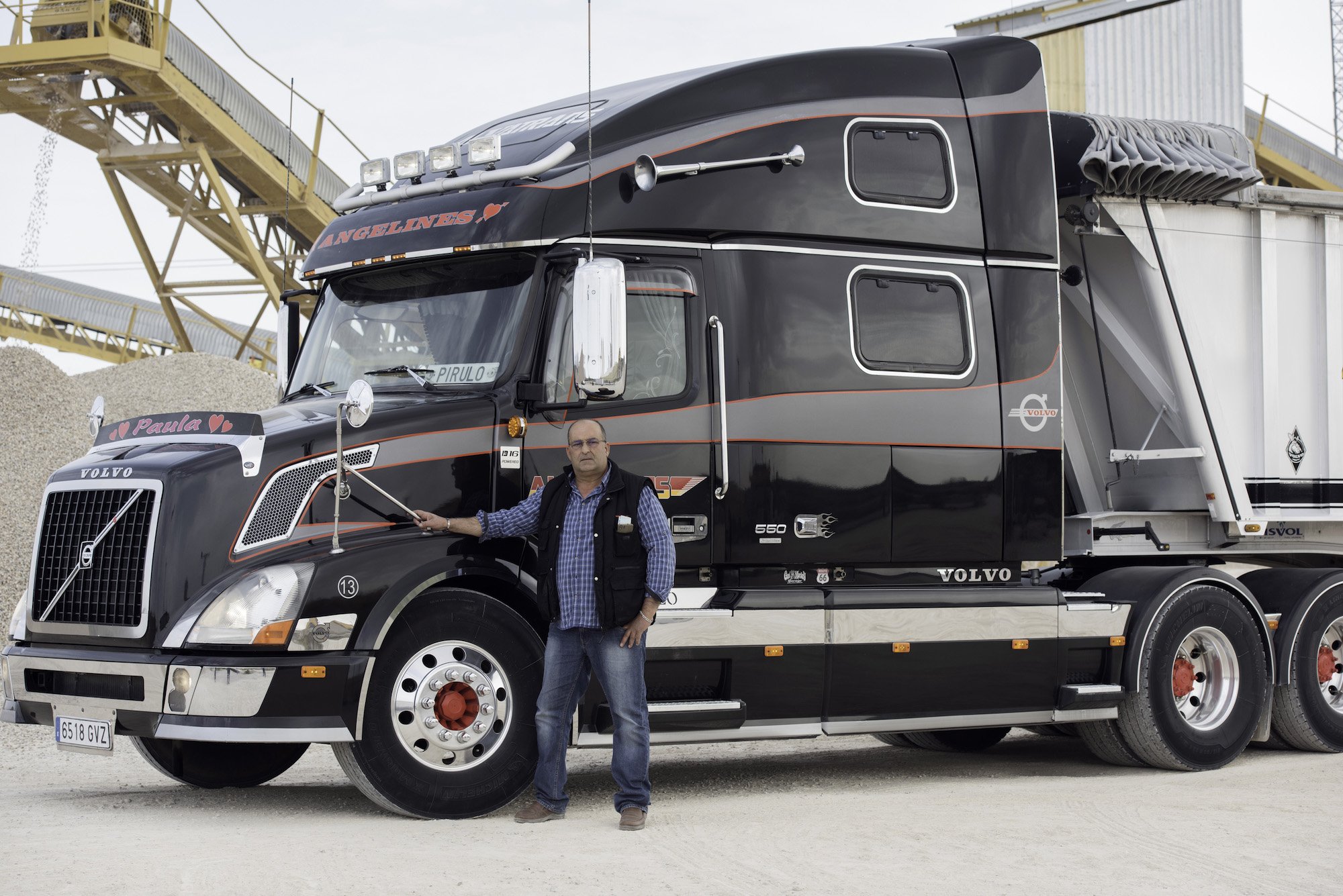 Volvo Trucks Espana On Twitter Imponente Fuerte Y Con Mucha Personalidad Asi Es Este Camion Volvo Americano De Pirulo Pedro Alvarez De Alvatrans Sigue Trabajando Como Un Jabato En Las volvo trucks espana on twitter