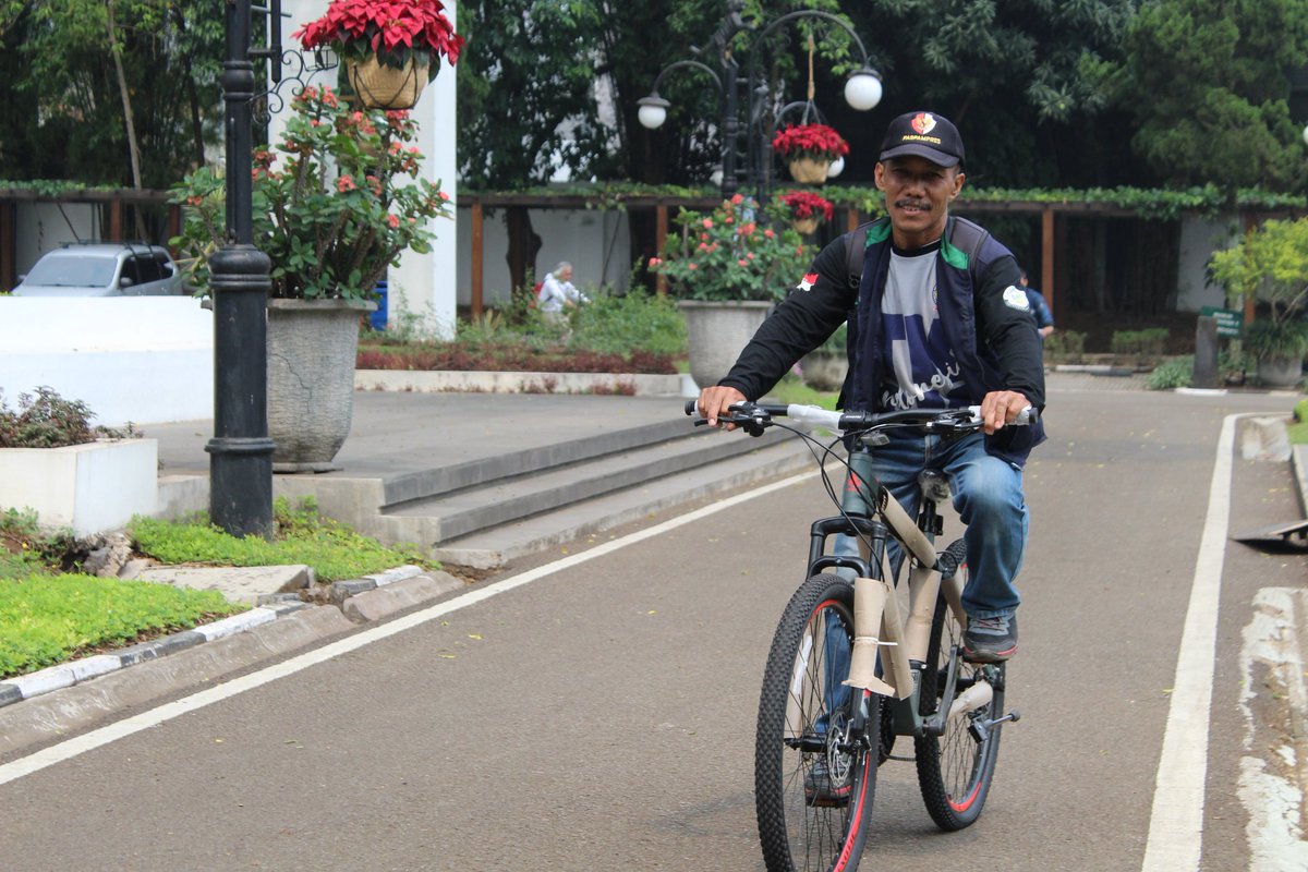 WaCaly's tweet photo. Hatur nuhun pa Walikota Bandung @OdedMD kana apresiasiana ka TKSK kota Bandung https://t.co/XdtmBKtmHV