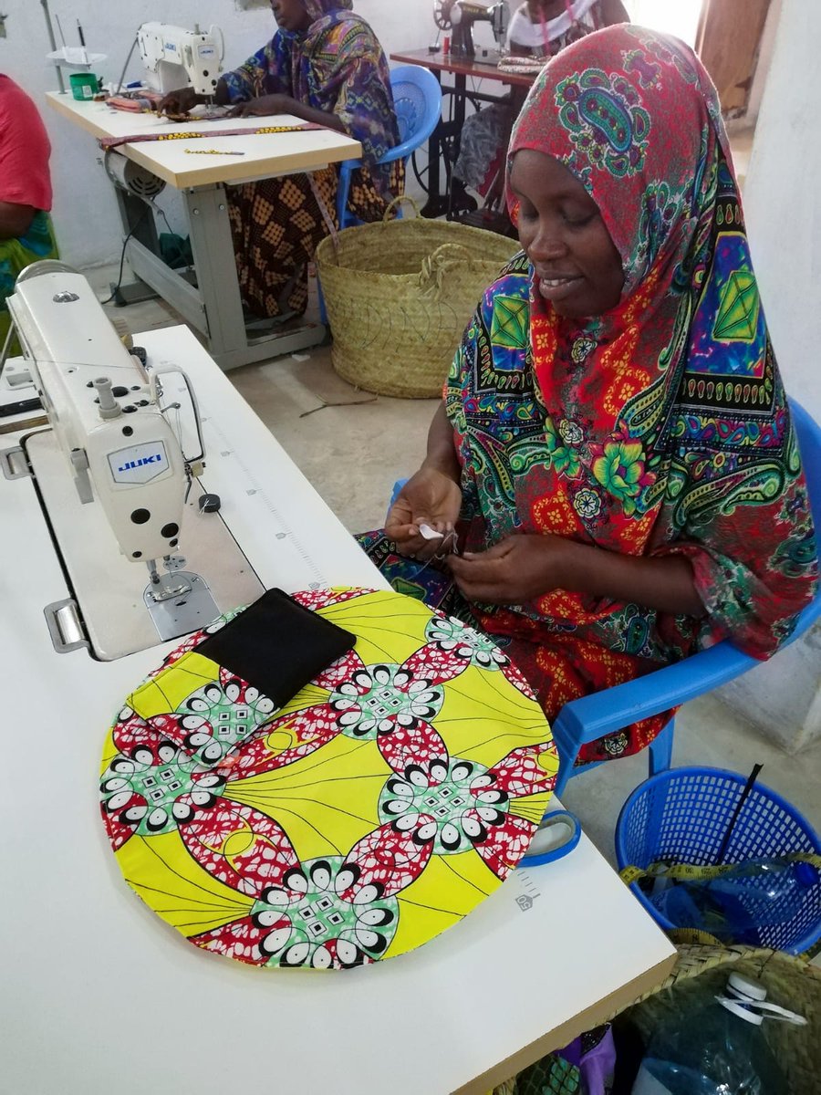afrikable's tweet photo. Estamos a tope con la producción de los nuevos artículos de nuestra colección de #ComercioJusto, gracias a los diseños de los estudiantes voluntarios de #FreeDesignBank (@designCEU), son preciosos.
¡No os quedéis sin ellos! Están en nuestra tienda online https://t.co/OurqHsZ4BJ https://t.co/OieI5yvFaD