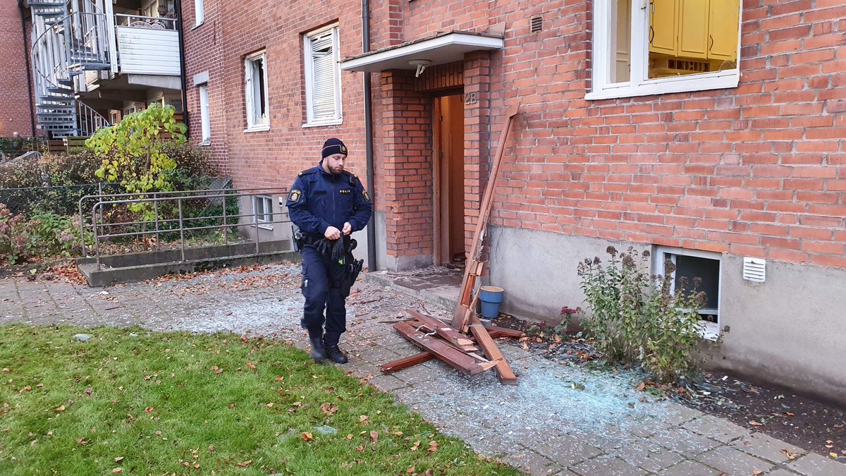 pressefotosdk's tweet photo. To bomber sprang natten til torsdag på to forskellige adresser i Helsingborg.
#eksplosion #bombe #politi #polis #polisse #helsingborg #sverige https://t.co/fIO7M1uR4T