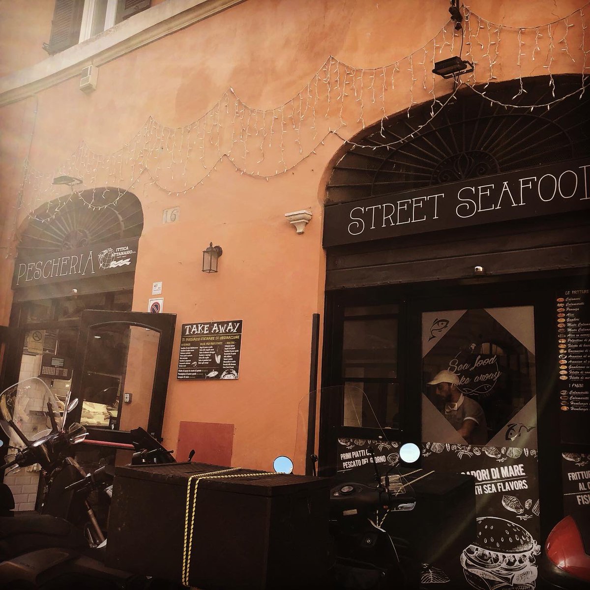 Just put our order in for lunch with Paulo. 🦪🎣🦐🇮🇹 .
.
#seafood #streetfoodtour #foodtour #foodsafari #oysters #binghamandjonesinrome