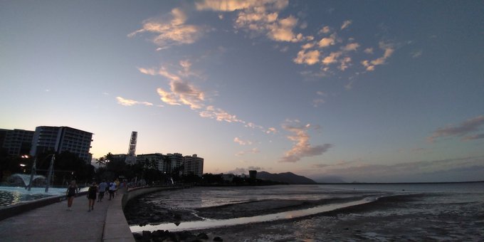 夕暮れ時に少し晴れたから散歩してご飯(うどん)
日本食ばっかり食べてるせいで海外にいるか疑われてる 