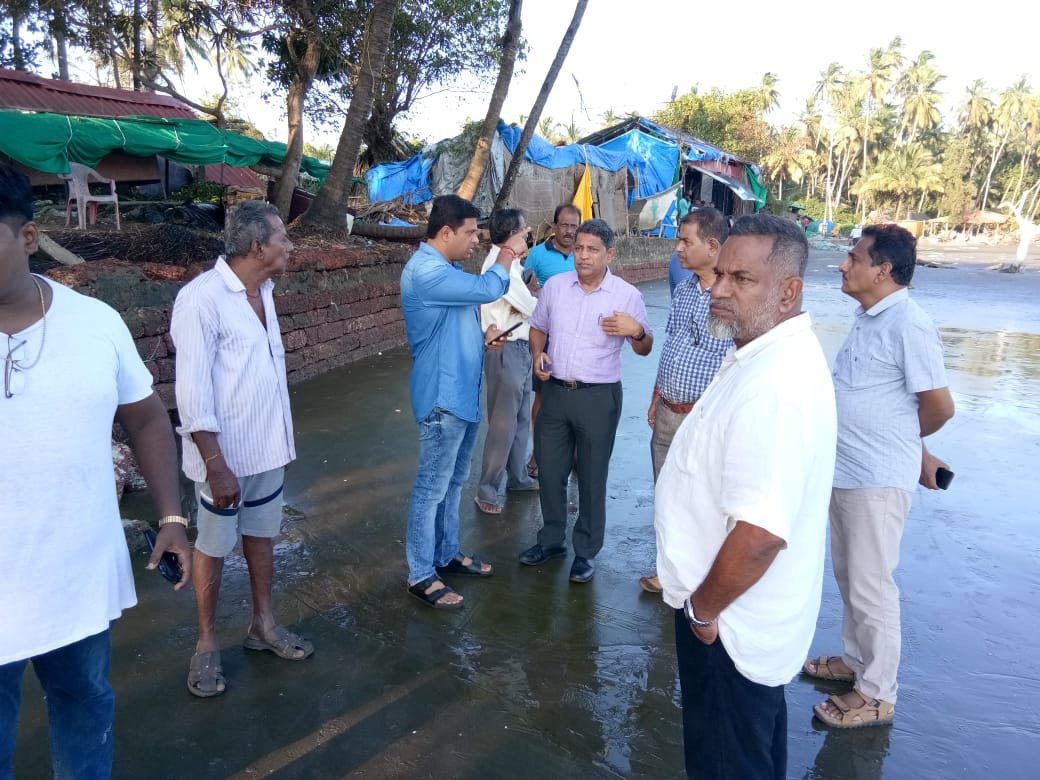 Jayeshvsal's tweet photo. Inspected retaining wall which has collapsed at Kegdole beach and cyclone affected areas at Coco Beach, Nerul, along with WRD SE Badami, AE and team, Nerul Panchayat members and locals. Assured locals that WRD will initiate rebuilding of collapsed wall. #NerulForward https://t.co/pHAhriGji0