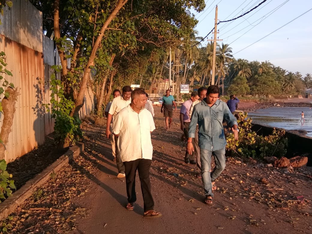 Jayeshvsal's tweet photo. Inspected retaining wall which has collapsed at Kegdole beach and cyclone affected areas at Coco Beach, Nerul, along with WRD SE Badami, AE and team, Nerul Panchayat members and locals. Assured locals that WRD will initiate rebuilding of collapsed wall. #NerulForward https://t.co/pHAhriGji0