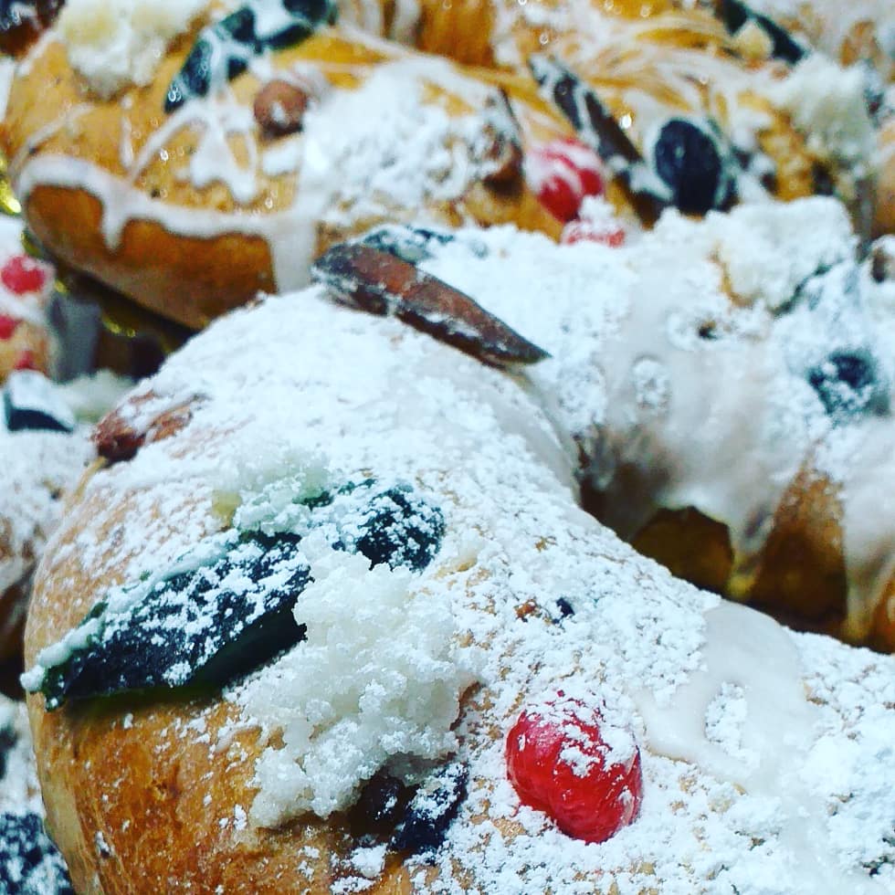 panadrocarena's tweet photo. Le damos bienvenida a nuestro #bolorei #roscondereyes #rocarena #lacarlota #venezuela🇻🇪 #navidad #caracas #pastry #chef #pastrycheflife #foodporn #foodart #food #bake #love #pastrylove #dessert #natal #portugal #portuguesefood #docesdenatal #culinaryarts #gourmet #amor https://t.co/H5AT9hVKIC