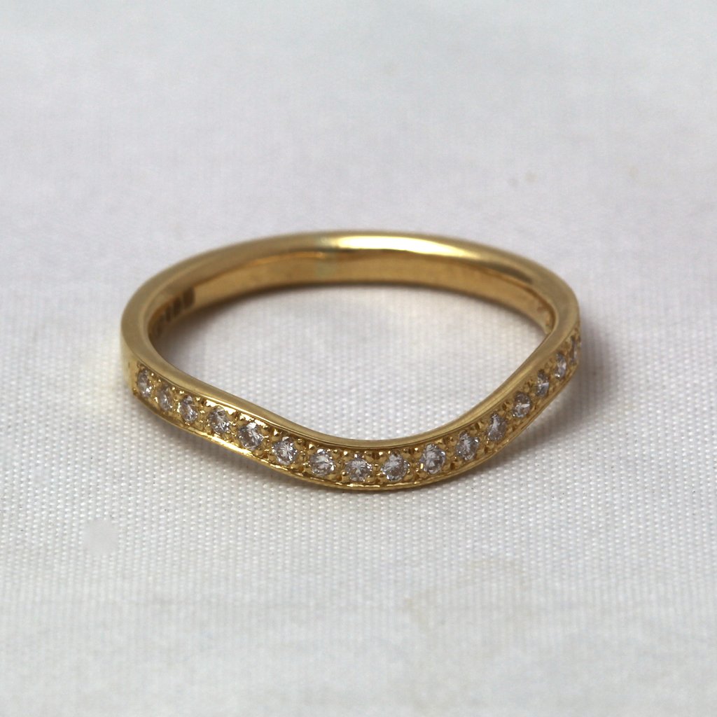 Our very sparkly ‘Creevan’ ring can be made in yellow, rose or white gold and boasts 18 bead set diamonds.  Handmade in our Yorkshire workshop from ethically. sourced recycled metals.
buff.ly/32VOqeK
#yorkshire #wetherby #ethicaljeweller