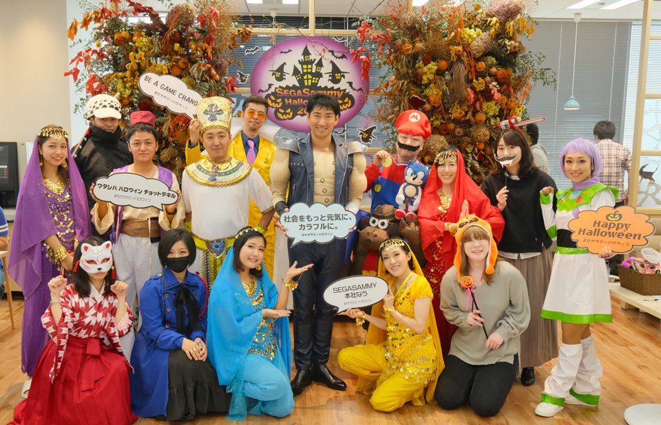 セガ公式アカウント Happyhalloween ハッピーハロウィン セガグループではハロウィンの日は さまざまな仮装で勤務してもよいことになっています 里見治紀代表取締役会長ceoがケンシロウに扮したほか ソニックやせがた三四郎 オリジナルの仮装まで