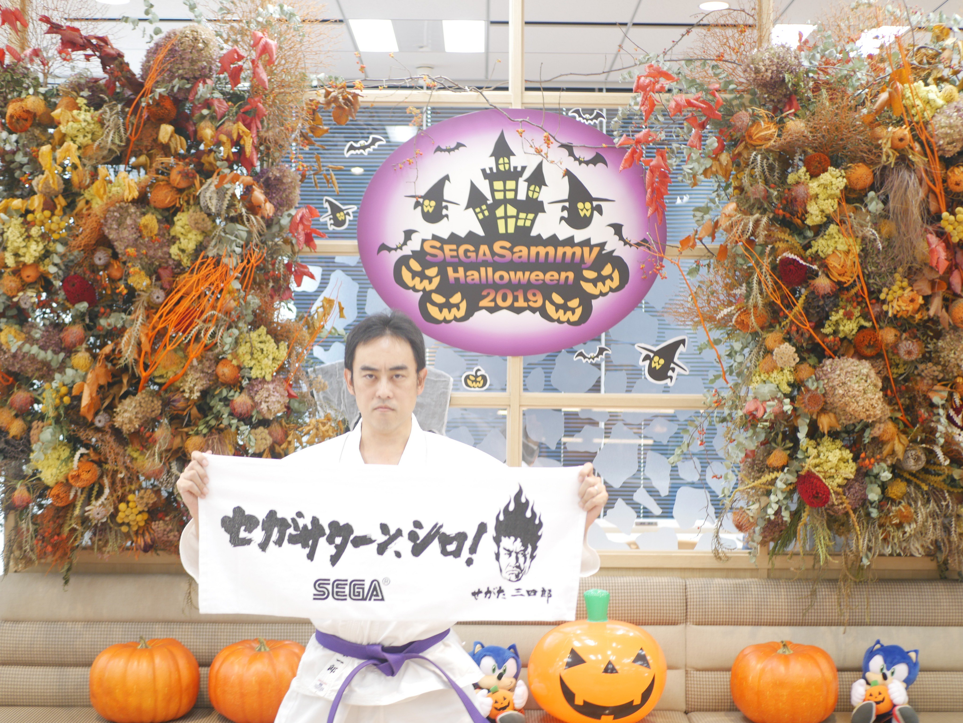 טוויטר セガ公式アカウント בטוויטר Happyhalloween ハッピーハロウィン セガグループではハロウィンの日は さまざまな仮装で勤務してもよいことになっています 里見治紀代表取締役会長ceoがケンシロウに扮したほか ソニックやせがた三四郎 オリジナルの仮装