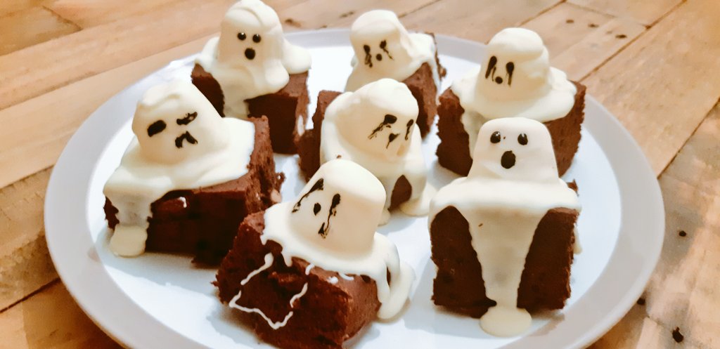 jenonroad's tweet photo. C'est vrai que c'est Halloween !! Pas de soirée déguisée pour moi car je pars en voyage mais jai quand même fait une petite soirée bien sympas ! 
Avec de très bon spooky cupcake made by @VioVadrouille ! 

Happy Halloween !!! 👻🧟‍♀️🎃

#Halloween #HappyHalloween #31Oct2019 https://t.co/TOeWbVByVA